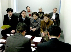 JR本社(手前側)と交渉するかち都議(向こう側前列右端)ら=2009年12月7日