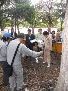 都立水元公園で公開調査に立ち会うかち都議（右から2人目）